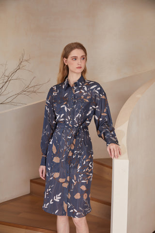 Blue printed silk dress with turn-down collar, long sleeves, button front, tie waist