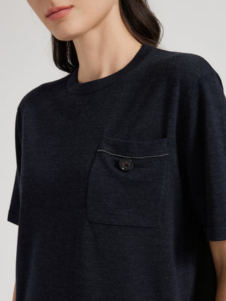 Close-up: graphite gray pocket T-shirt with button and fine topstitching