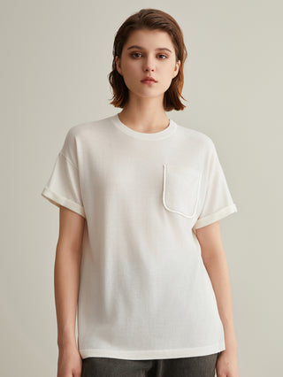 White short-sleeve T-shirt with crew neck and front patch pocket with contrast trim
