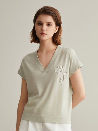 Wool-silk knit top with V-neck, short sleeves, and white floral embroidery on the right chest