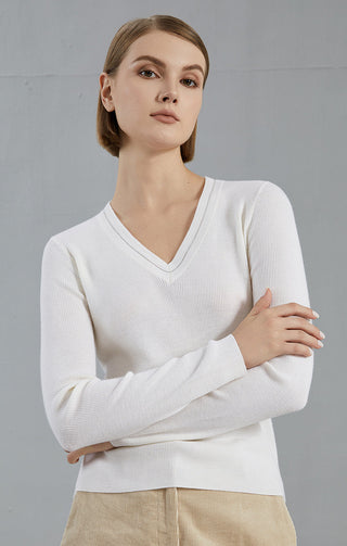 White fine wool V-neck pullover with long sleeves and ribbed knit at neckline