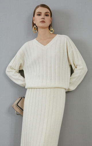 White V-neck ribbed cashmere sweater with long sleeves and ribbed waist hem detail