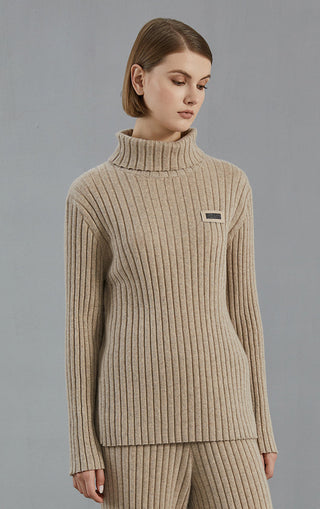 Camel ribbed cashmere turtleneck sweater with straight hem and small beaded logo label