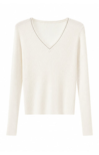 Fine wool ribbed V-neck sweater in white with clean seam detail