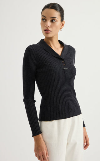 Dark gray ribbed polo sweater, long sleeves, buttoned V-neck collar and fitted shape