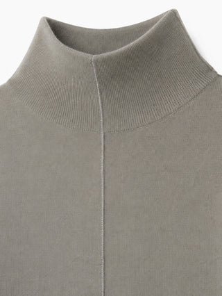 Cashmere turtleneck sweater neckline with ribbed turtleneck and center seam