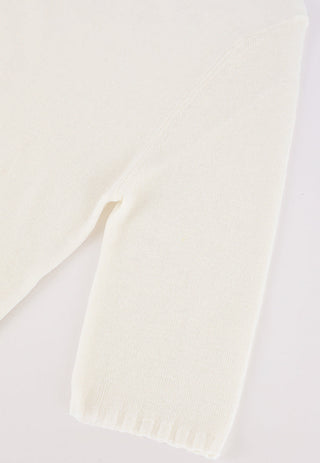 White knit top sleeve cuff and side seam close-up, half-sleeve length