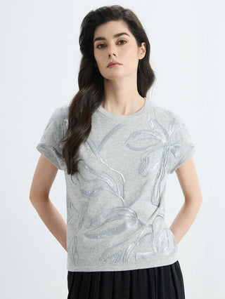 Light gray linen-silk knit top with leaf embroidery, short sleeves and crew neck
