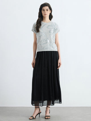 Light gray knit top with leaf embroidery, crew neck and short sleeves
