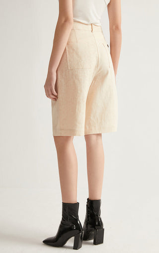 Beige linen bermuda shorts with tailored seams, side pockets, mid-calf length