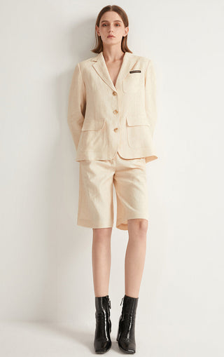 Beige linen tailored bermuda shorts, structured waist, straight legs, cuffed hem