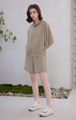 Rose-pink Tencel shorts with elastic waistband and relaxed fit, side pockets.
