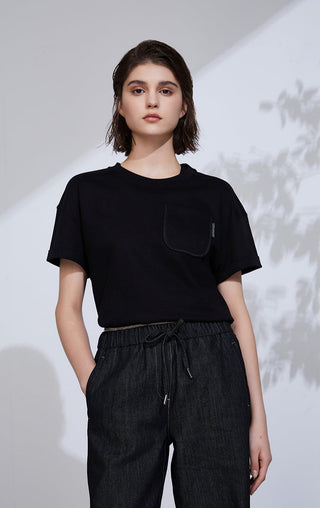 Black pocket-detail T-shirt with crew neck and short sleeves