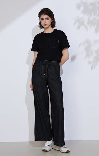 Black pocket-detail T-shirt with relaxed silhouette and short sleeves