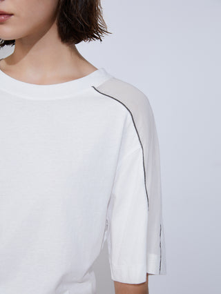 White T-shirt side view: contrast seam along the sleeve and shoulder