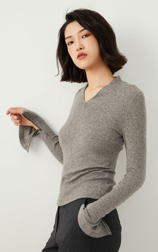 Gray Tencel wool V-neck long-sleeve top with fitted waist and long sleeves