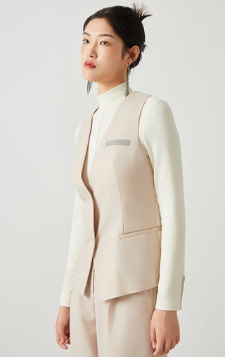 Camel tailored vest, V-neck and single-breasted buttons, patch pocket detail