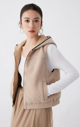 Camel fleece hooded vest with contrast edge, zip closure, side pockets
