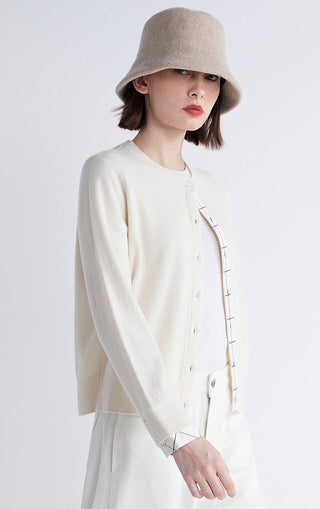 Light beige cashmere button cardigan, round neckline, long sleeves and front buttons